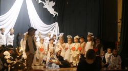 Występ najmłodszych dzieci z grupy "Pszczółek"